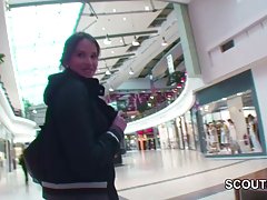 2 Jungs verführen seltsame dünne Teen ficken Toilette in der mall