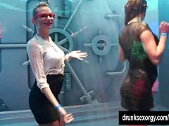 BI-Club kostenlose sex videos Girls mit öffentlichen Sexorgie