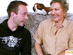 Oma ist geil auf ihren ersten porno