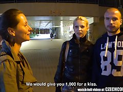 Schöne tschechische paar bekommt Geld für Gf-Austausch