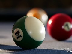 Solo auf Billardtisch mit sexy asiatische Pornostar Mia lelani