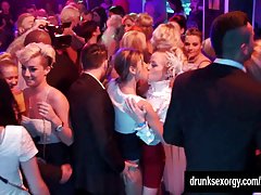 BI-Club Girls mit öffentlichen Sexorgie